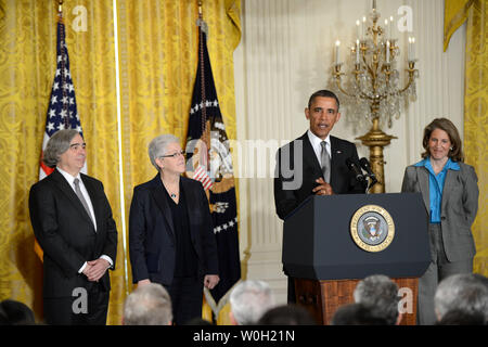 Preisdent Barack Obama kündigt Ernest Moniz (L) als eine von ihm benannte Person die Neue Energie Sekretärin werden, Gina McCarthy (2nd-L) als sein Kandidat zum nächsten Environmental Protection Agency Regie, und Sylvia Matthews Burwell als sein Kandidat der Direktor des Amtes für Verwaltung und Haushalt sein, während einer personalmeldung im Osten Zimmer im Weißen Haus am 4. März 2013 in Washington, D.C. UPI/Kevin Dietsch Stockfoto