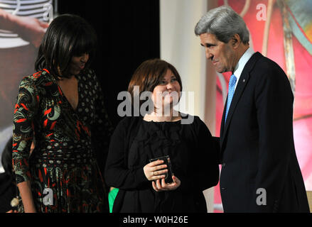 First Lady Michelle Obama und Außenminister John Kerry award Elena Milashina, von Russland, mit einem internationalen Frauen Mut Auszeichnung während einer Feierstunde im State Department am 8. März 2013 in Washington, D.C. Milashina erhält die Auszeichnung für ihre Arbeit als Journalist in Russland. UPI/Kevin Dietsch Stockfoto