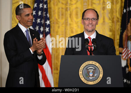 Präsident Barack Obama (L) begrüßt, nachdem er führt Thomas Perez als eine von ihm benannte Person die neue Sekretärin werden von Arbeit auf einer Veranstaltung im Osten Zimmer des Weißen Hauses in Washington, DC am 18. März 2013. Perez ist die derzeitige US-assistant Attorney General Rubrik Bürgerrechte Abteilung des Justizministeriums, und wenn bestätigt wird die Stellung nehmen, die vor kurzem von Hilda Solis, der im Januar fand statt. UPI/Pat Benic Stockfoto