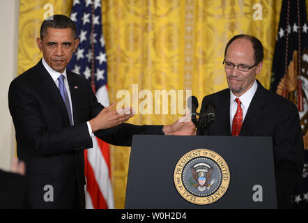 Präsident Barack Obama (L) stellt Thomas Perez als eine von ihm benannte Person die neue Sekretärin werden von Arbeit auf einer Veranstaltung im Osten Zimmer des Weißen Hauses in Washington, DC am 18. März 2013. Perez ist die derzeitige US-assistant Attorney General Rubrik Bürgerrechte Abteilung des Justizministeriums, und wenn bestätigt wird die Stellung nehmen, die vor kurzem von Hilda Solis, der im Januar fand statt. UPI/Pat Benic Stockfoto