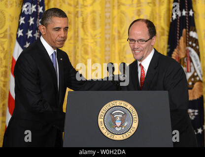 Präsident Barack Obama (L) stellt Thomas Perez als eine von ihm benannte Person die neue Sekretärin werden von Arbeit auf einer Veranstaltung im Osten Zimmer des Weißen Hauses in Washington, DC am 18. März 2013. Perez ist die derzeitige US-assistant Attorney General Rubrik Bürgerrechte Abteilung des Justizministeriums, und wenn bestätigt wird die Stellung nehmen, die vor kurzem von Hilda Solis, der im Januar fand statt. UPI/Pat Benic Stockfoto