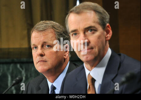 Thomas Horton (R), Vorsitzender, Präsident und CEO von American Airlines und AMR Corp., und Douglas Parker, Chairman und CEO von US Airways Group, Zeugen während eines Senats Unterausschuss für Kartellrecht, die Wettbewerbspolitik und die Rechte der Verbraucher Anhörung über die American Airlines - US Airways Merger, auf dem Capitol Hill am 19. März 2013. UPI/Kevin Dietsch Stockfoto