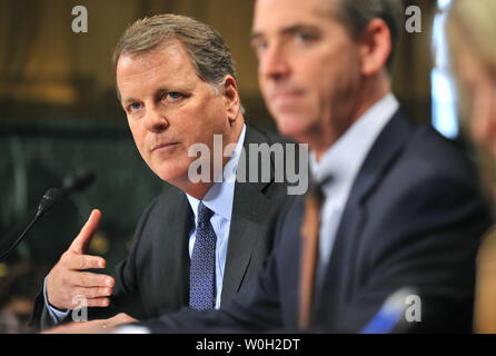 Douglas Parker (L), Vorsitzender und CEO von US Airways Group, und Thomas Horton (R), Vorsitzender, Präsident und CEO von American Airlines und AMR Corp., Zeugen während eines Senats Unterausschuss für Kartellrecht, die Wettbewerbspolitik und die Rechte der Verbraucher Anhörung über die American Airlines - US Airways Merger, auf dem Capitol Hill am 19. März 2013. UPI/Kevin Dietsch Stockfoto