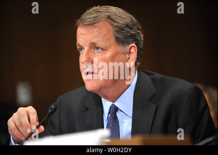 Douglas Parker, Chairman und CEO von US Airways Group, Zeugen während eines Senats Unterausschuss für Kartellrecht, die Wettbewerbspolitik und die Rechte der Verbraucher Anhörung über die American Airlines - US Airways Merger, auf dem Capitol Hill am 19. März 2013. UPI/Kevin Dietsch Stockfoto