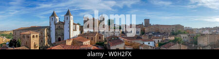 Panoramablick auf die schöne mittelalterliche Stadt Cáceres in der Region Extremadura, Spanien Stockfoto