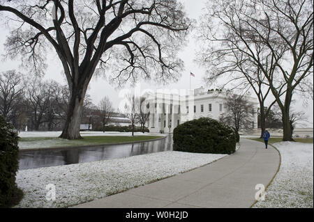 Der Norden Rasen des Weißen Hauses ist im Schnee nach einer Nacht im Sturm die Washington, D.C. Metro Area hit gesehen, am 25. März 2013. UPI/Kevin Dietsch Stockfoto