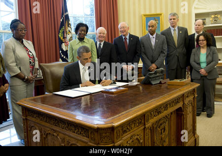 Präsident Barack Obama unterzeichnet eine Rechnung benennenden Charles Young Buffalo Soldaten, in Ohio, ein nationales Denkmal während einer Bill Unterzeichnung in das Oval Office im Weißen Haus am 25. März 2013 in Washington, D.C. Präsident Obama eine Reihe von Rechnungen Benennung von fünf neuen Nationalen Monumente, darunter unterzeichnet, Rio Grande del Norte, in New York, der erste Staat National Monument in Delaware, die Harriet Tubman Underground Railroad National Monument in Maryland, die Charles junge Büffel-soldaten Naitonal Denkmal in Ohio und die San Juan Inseln National Memorial in Washington. UPI/Kevin Dietsch Stockfoto