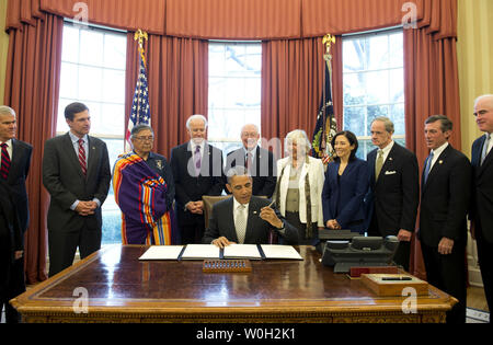 Präsident Barack Obama unterzeichnet eine Rechnung, die Benennung der Rio Grande del Norte, in New York, ein nationales Denkmal, während einer Rechnung, die im Oval Office im Weißen Haus am 25. März 2013 in Washington, D.C. Präsident Obama eine Reihe von Rechnungen Benennung von fünf neuen Nationalen Monumente, darunter unterzeichnet, Rio Grande del Norte, in New York, der erste Staat, Monument, das sich in Delaware, die Harriet Tubman Underground Railroad in Maryland, die Charles Young Buffalo Soldaten in Ohio und die San Juan Inseln in Washington. UPI/Kevin Dietsch Stockfoto