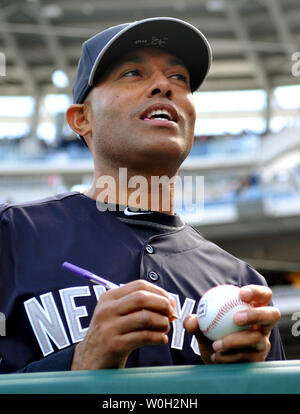 New York Yankees näher Mariano Rivera Autogramme vor der Yankees Ausstellung Spiel gegen die Washington Nationals an den Angehörigen Park auf Mach 29, 2013 in Washington, D.C., UPI/Kevin Dietsch Stockfoto