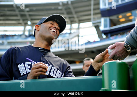 New York Yankees näher Mariano Rivera Autogramme vor der Yankees Ausstellung Spiel gegen die Washington Nationals an den Angehörigen Park auf Mach 29, 2013 in Washington, D.C., UPI/Kevin Dietsch Stockfoto