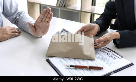Geschäftsmann verweigern Bestechungsgelder erhalten die Form von dollarnoten von Frau beim Erfolg der Deal, Bestechung und Korruption anti-Konzept. Stockfoto