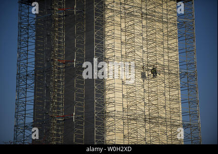 Arbeitnehmer weiterhin Gerüst um das Washington Monument zu konstruieren, wie Reparaturen, die durch das Erdbeben 2011 fort, am 3. April 2013 in Washington, D.C., UPI/Kevin Dietsch Stockfoto