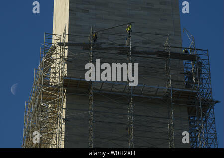 Arbeitnehmer weiterhin Gerüst um das Washington Monument zu konstruieren, wie Reparaturen, die durch das Erdbeben 2011 fort, am 3. April 2013 in Washington, D.C., UPI/Kevin Dietsch Stockfoto