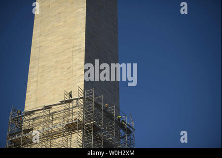 Arbeitnehmer weiterhin Gerüst um das Washington Monument zu konstruieren, wie Reparaturen, die durch das Erdbeben 2011 fort, am 3. April 2013 in Washington, D.C., UPI/Kevin Dietsch Stockfoto