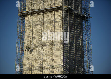 Arbeitnehmer weiterhin Gerüst um das Washington Monument zu konstruieren, wie Reparaturen, die durch das Erdbeben 2011 fort, am 3. April 2013 in Washington, D.C., UPI/Kevin Dietsch Stockfoto