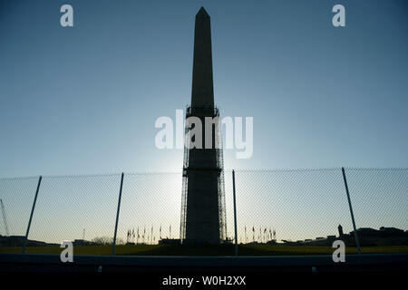 Arbeitnehmer weiterhin Gerüst um das Washington Monument zu konstruieren, wie Reparaturen, die durch das Erdbeben 2011 fort, am 3. April 2013 in Washington, D.C., UPI/Kevin Dietsch Stockfoto