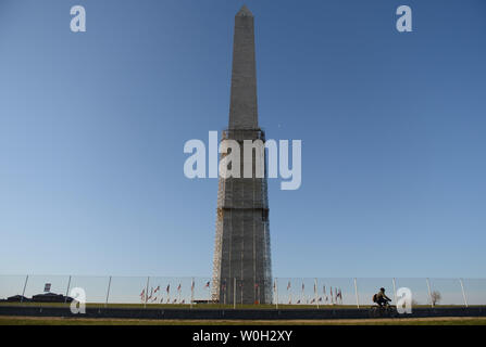Arbeitnehmer weiterhin Gerüst um das Washington Monument zu konstruieren, wie Reparaturen, die durch das Erdbeben 2011 fort, am 3. April 2013 in Washington, D.C., UPI/Kevin Dietsch Stockfoto