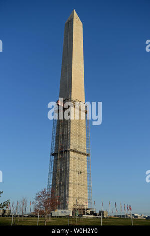 Arbeitnehmer weiterhin Gerüst um das Washington Monument zu konstruieren, wie Reparaturen, die durch das Erdbeben 2011 fort, am 3. April 2013 in Washington, D.C., UPI/Kevin Dietsch Stockfoto