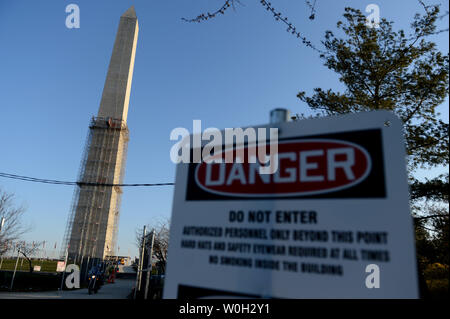 Arbeitnehmer weiterhin Gerüst um das Washington Monument zu konstruieren, wie Reparaturen, die durch das Erdbeben 2011 fort, am 3. April 2013 in Washington, D.C., UPI/Kevin Dietsch Stockfoto