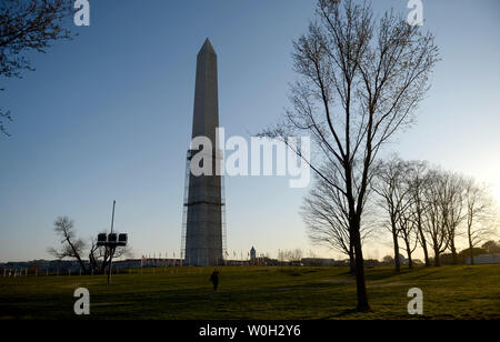 Arbeitnehmer weiterhin Gerüst um das Washington Monument zu konstruieren, wie Reparaturen, die durch das Erdbeben 2011 fort, am 3. April 2013 in Washington, D.C., UPI/Kevin Dietsch Stockfoto