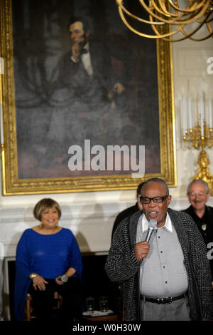 Sam Moore, der legendären Gruppe namens Sam und Dave, führt 'Soul Man' während des Memphis Soul Workshop unter ein Porträt von Präsident Abraham Lincoln im Speisesaal des Weißen Hauses am 9. April 2013 in Washington, DC. First Lady Michelle Obama veranstaltet den Workshop für Schülerinnen und Schüler. Die Gäste waren auch Charlie Musselwhite, Ben Harper, Mavis Staples, und Justin Timberlake. UPI/Pat Benic Stockfoto