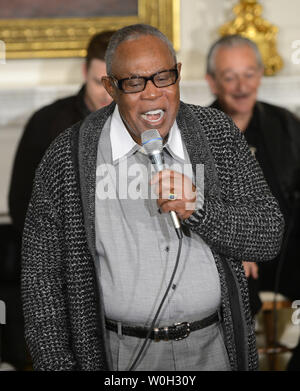 Sam Moore, der legendären Gruppe namens Sam und Dave, führt 'Soul Man' während des Memphis Soul Workshop im Speisesaal des Weißen Hauses am 9. April 2013 in Washington, DC. First Lady Michelle Obama veranstaltet den Workshop für Schülerinnen und Schüler. Die Gäste waren auch Charlie Musselwhite, Ben Harper, Mavis Staples, und Justin Timberlake. UPI/Pat Benic Stockfoto