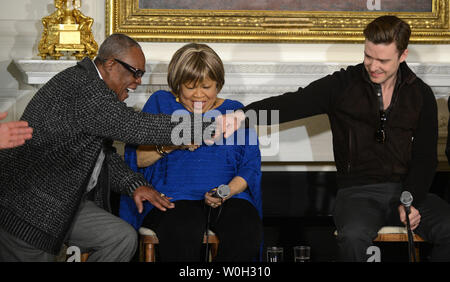 Justin Timberlake (R) gratuliert Sam Moore, der legendären Gruppe namens Sam und Dave, nachdem er 'Soul Man' während des Memphis Soul Workshop im Speisesaal des Weißen Hauses am 9. April durchgeführt, 2013 in Washington, DC. In der Mitte ist Mavis Staples. First Lady Michelle Obama veranstaltet den Workshop für Schülerinnen und Schüler. Die Gäste waren auch Charlie Musselwhite und Ben Harper. UPI/Pat Benic Stockfoto