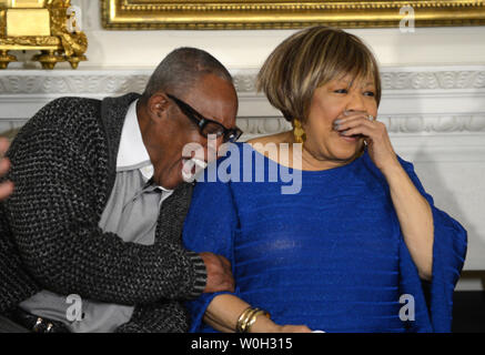 Sam Moore, der legendären Gruppe namens Sam und Dave und Mavis Staples, der Staple Singers, genießen Sie einen hellen Moment während der Memphis Soul Workshop im Speisesaal des Weißen Hauses am 9. April 2013 in Washington, DC. Mavis hatte erwähnt, dass es einfach war, bis zu dem der Übergang zu Soul Musik von Gospel Musik durch Substitution von "Baby" für "Jesus". First Lady Michelle Obama veranstaltet den Workshop für Schülerinnen und Schüler. Die Gäste waren auch Charlie Musselwhite, Ben Harper und Justin Timberlake. UPI/Pat Benic Stockfoto