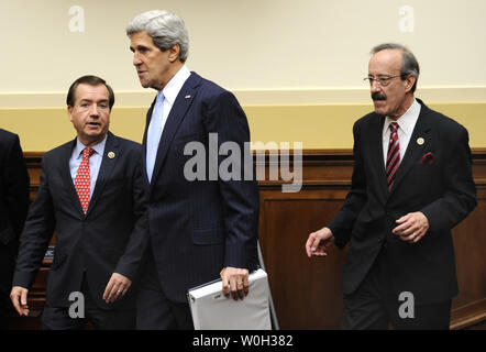 US-Außenminister John Kerry (C) kommt in das Haus des Ausschusses für auswärtige Angelegenheiten, vom Vorsitzenden Ed Royce (R-CA) begleitet, (L) und Rep. Eliot Engel (D-NY), auf dem Capitol Hill, 17. April 2013 in Washington, DC. Kerry, bei seinem ersten Auftritt vor einem Kongreßausschuß seit seiner Vereidigung, bezeugt auf den Haushalt des Staates Abt., einschließlich erhöhter Sicherheit in der Zeit nach dem Anschlag auf das US-Konsulat in Benghazi, Libyen. . UPI/Mike Theiler Stockfoto