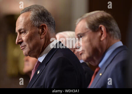 Senator Charles Schumer (D-NY) (L) und Senator Robert Menendez (D-NJ) sprechen bei einer Pressekonferenz über die Reform der Einwanderung auf dem Capitol Hill am 18. April 2013 in Washington, D.C. UPI/Kevin Dietsch Stockfoto