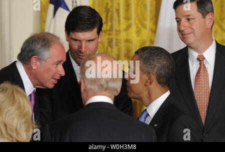 US-Präsident Barack Obama (2., R) Chats mit Blackstone Group Chairman und CEO Stephen A. Schwarzmann (L) nach Abschluss der Veranstaltung auf militärischen Veteranen und Ehegatten Beschäftigung, im East Room des Weißen Hauses, 30. April 2013 in Washington, DC. Die Ankündigung, die von zahlreichen besucht, ist Teil der Kräfte Initiative militärische Familien bei der Suche nach einer Beschäftigung nach ihren Militärdienst leisten. UPI/Mike Theiler Stockfoto