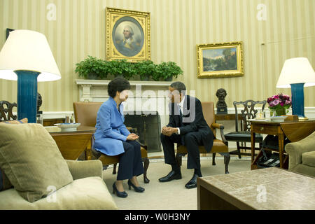 Us-Präsident Barack Obama (R) trifft sich mit Präsident Park Geun-hye der Republik Korea im Oval Office im Weißen Haus am 7. Mai 2013 in Washington, D.C. UPI/Kevin Dietsch Stockfoto