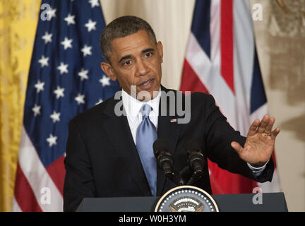 Mit amerikanischen und britischen Flaggen im Hintergrund, US-Präsident Barack Obama macht einen Kommentar wie der britische Premierminister David Cameron (nicht abgebildet) hört auf einer gemeinsamen Pressekonferenz im East Room des Weißen Hauses in Washington, DC am 13. Mai 2013. Die beiden Welt die Staats- und Regierungschefs erörterten die Lage in Syrien und andere Welt und inländischen Ausgaben. UPI/Pat Benic Stockfoto