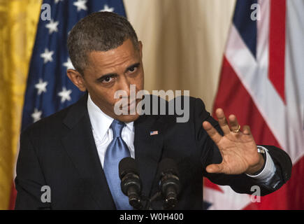 Us-Präsident Barack Obama macht einen Kommentar wie der britische Premierminister David Cameron (nicht abgebildet) hört auf einer gemeinsamen Pressekonferenz im East Room des Weißen Hauses in Washington, DC am 13. Mai 2013. Die beiden Welt die Staats- und Regierungschefs erörterten die Lage in Syrien und andere Welt und inländischen Ausgaben. UPI/Pat Benic Stockfoto