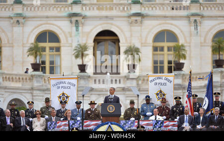 Präsident Barack Obama liefert Erläuterungen während der Nationalen Frieden Offiziere' Memorial Service im Westen vor dem Capitol Building am 15. Mai 2013 in Washington, D.C., UPI/Kevin Dietsch Stockfoto