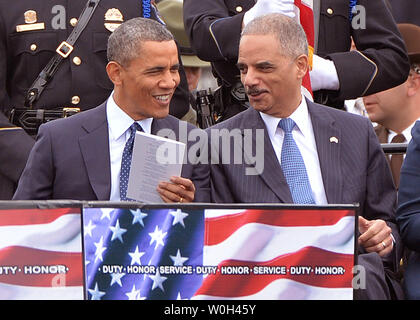 Präsident Barack Obama (L) im Gespräch mit Justizminister Eric Holder während des nationalen Friedens Offiziere' Memorial Service im Westen vor dem Capitol Building am 15. Mai 2013 in Washington, D.C. UPI/Kevin Dietsch Stockfoto