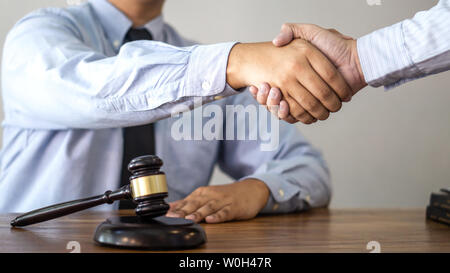 Handshake nach Konsultation zwischen einem männlichen Anwalt und Mandant, gibt Ratschläge und die Strafverfolgung über die im Zusammenhang mit Immobilien. Stockfoto