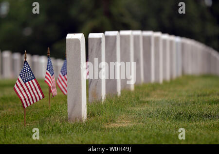 Eine amerikanische Flagge wird vor einem Grabstein während der jährlichen Flags-In Zeremonie gesehen, 23. Mai 2013, auf dem Arlington National Cemetery in Arlington, Virginia. Soldaten, amerikanische Flaggen vor mehr als 260.000 Grabsteine auf dem Friedhof zu Ehren der Memorial Day. UPI/Kevin Dietsch Stockfoto