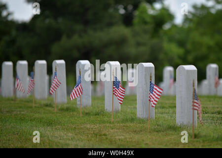 American Flags sind vor einem grabsteine während der jährlichen Flags-In Zeremonie gesehen, 23. Mai 2013, auf dem Arlington National Cemetery in Arlington, Virginia. Soldaten, amerikanische Flaggen vor mehr als 260.000 Grabsteine auf dem Friedhof zu Ehren der Memorial Day. UPI/Kevin Dietsch Stockfoto