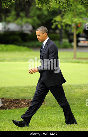 US-Präsident Barack Obama geht über dem Süden Rasen wie er fährt das Weiße Haus, Mai 24, 2013, Washington, DC, für einen Tagesausflug nach Annapolis, Maryland, ein Beginn Adresse an der US Naval Academy zu machen. UPI/Mike Theiler