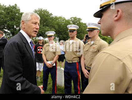 Der US-Verteidigungsminister Chuck Hagel (L) Chats mit einer Gruppe US-Marines als besucht er Arlington National Friedhof am Memorial Day, in Arlington, Virginia, 27. Mai 2013. Am Memorial Day der Nation ehrt seine militärischen Veteranen und diejenigen, die in den Konflikten des Landes gestorben. UPI/Mike Theiler Stockfoto