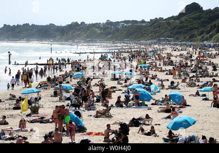 Die Menschen genießen das warme Wetter in Bournemouth in Dorset. Stockfoto