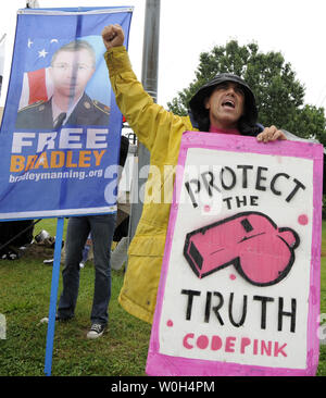 Demonstranten aus verschiedenen Organisationen sammeln Beginn des Militärgerichts der US-Armee PFC Bradley Manning zu protestieren vor dem Tor von Fort Meade, Maryland, 3. Juni 2013. Manning ist der Offenlegung Tausende militärische Geheimnisse in der wiki-leaks Fall vorgeworfen. UPI/Mike Theiler Stockfoto