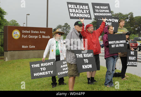 Demonstranten aus verschiedenen Organisationen sammeln Beginn des Militärgerichts der US-Armee PFC Bradley Manning zu protestieren vor dem Tor von Fort Meade, Maryland, 3. Juni 2013. Manning ist der Offenlegung Tausende militärische Geheimnisse in der wiki-leaks Fall vorgeworfen. UPI/Mike Theiler Stockfoto