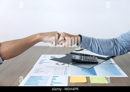 Beenden einer Sitzung, die erste Beule in der Hand zwei glückliche Geschäftsleute nach dem Vertrag ein Partner zu werden, kooperativer Teamarbeit. Stockfoto