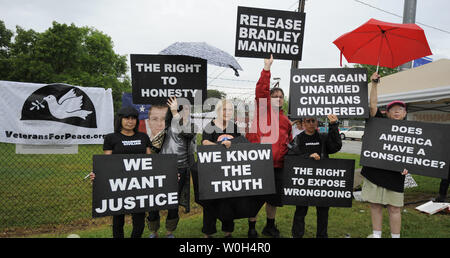 Demonstranten aus verschiedenen Organisationen sammeln Beginn des Militärgerichts der US-Armee PFC Bradley Manning zu protestieren vor dem Tor von Fort Meade, Maryland, 3. Juni 2013. Manning ist der Offenlegung Tausende militärische Geheimnisse in der wiki-leaks Fall vorgeworfen. UPI/Mike Theiler Stockfoto