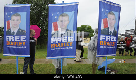 Demonstranten aus verschiedenen Organisationen sammeln Beginn des Militärgerichts der US-Armee PFC Bradley Manning zu protestieren vor dem Tor von Fort Meade, Maryland, 3. Juni 2013. Manning ist der Offenlegung Tausende militärische Geheimnisse in der wiki-leaks Fall vorgeworfen. UPI/Mike Theiler Stockfoto