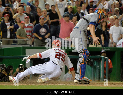 Washington Angehörigen Adam LaRoche Folien Vergangenheit New York Mets catcher John Buck, zählte weg eines Opfers fliegen von Steve Lombardozzi, das Mets 3-2 im neunten Inning zu besiegen am 4. Juni 2013 an den Angehörigen Park in Washington, D.C. UPI/Kevin Dietsch Stockfoto