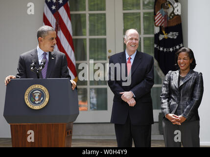 Us-Präsident Barack Obama spricht von UN-Botschafterin Susan Rice (rechts), die er als Nationaler Sicherheitsberater gewählt hat, zu aktuellen Nationalen Sicherheitsberater Tom Donilon (2. rechts) im Rosengarten des Weißen Hauses am 5. Juni 2013 zu ersetzen. UPI/Molly Riley Stockfoto
