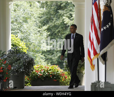 Us-Präsident Barack Obama geht aus dem Oval Office in den Rosengarten für eine Ankündigung, im Weißen Haus am 5. Juni 2013. UPI/Molly Riley Stockfoto
